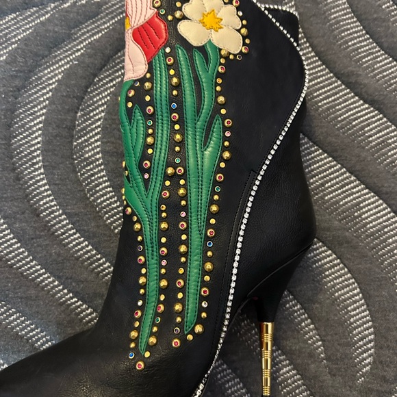 Gucci Fall 2017 Runway Black Crystal Floral Ankle Boots. App offers only - Picture 3 of 6